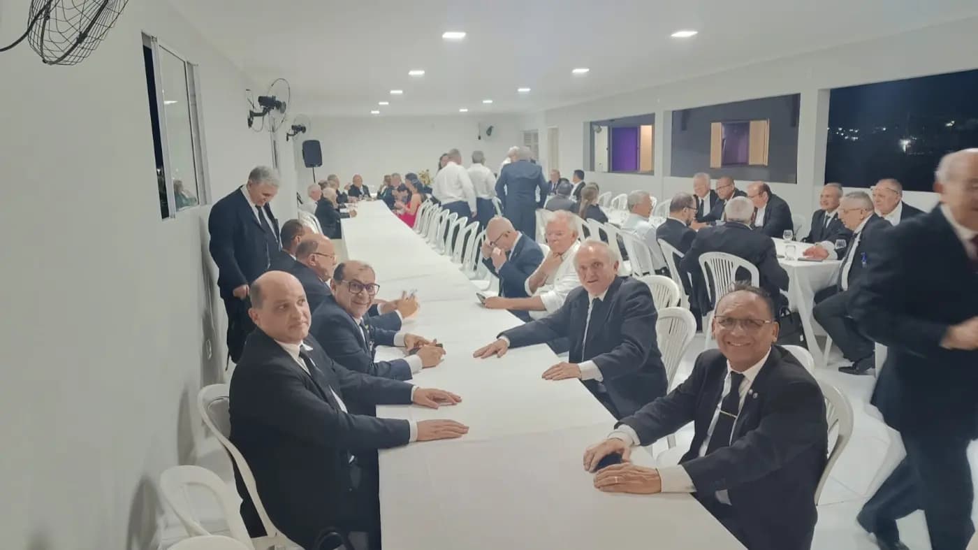 Registro fotográfico: SESSÃO MAGNA DE INSTALAÇÃO E POSSE DE VENERÁVEL MESTRE E POSSE DA NOVA DIRETORIA DA LOJA MAÇÔNICA FRATERNIDADE E JUSTIÇA Nº 1.757, ORIENTE DE CURRAIS NOVOS-RN, ELEITOS PARA O BIÊNIO 2025/2027.