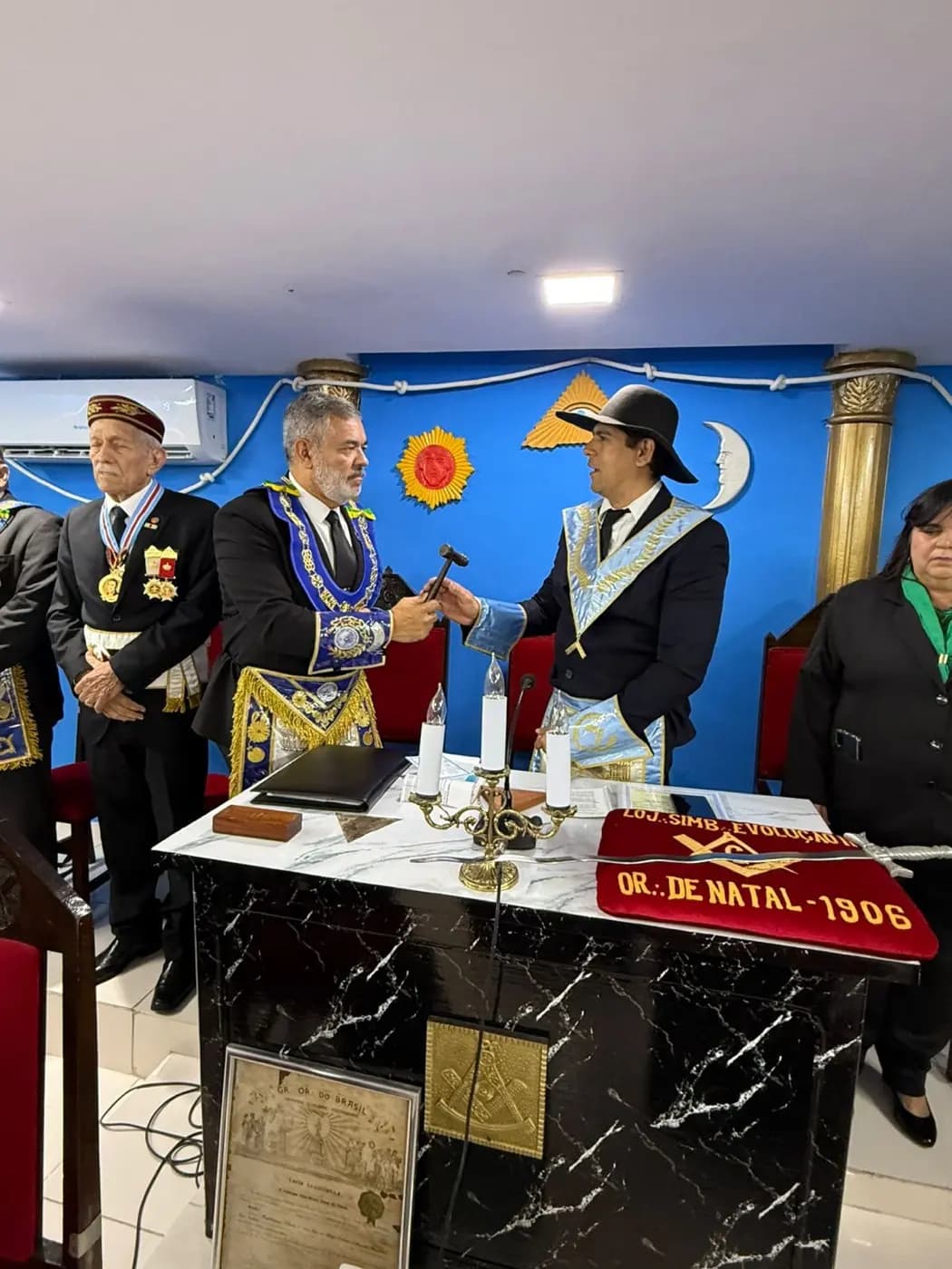Registro fotográfico: SESSÃO MAGNA PÚBLICA ALUSIVA AO 119º ANO DE FUNDAÇÃO DA LOJA MAÇÔNICA EVOLUÇÃO SEGUNDA Nº 852, ORIENTE DE NATAL/RN.