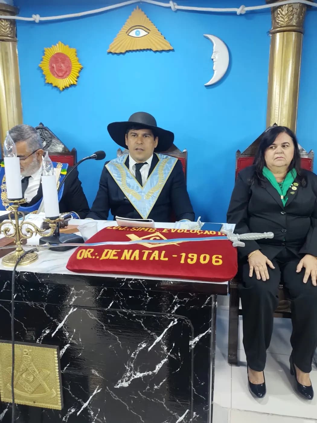 Registro fotográfico: SESSÃO MAGNA PÚBLICA ALUSIVA AO 119º ANO DE FUNDAÇÃO DA LOJA MAÇÔNICA EVOLUÇÃO SEGUNDA Nº 852, ORIENTE DE NATAL/RN.