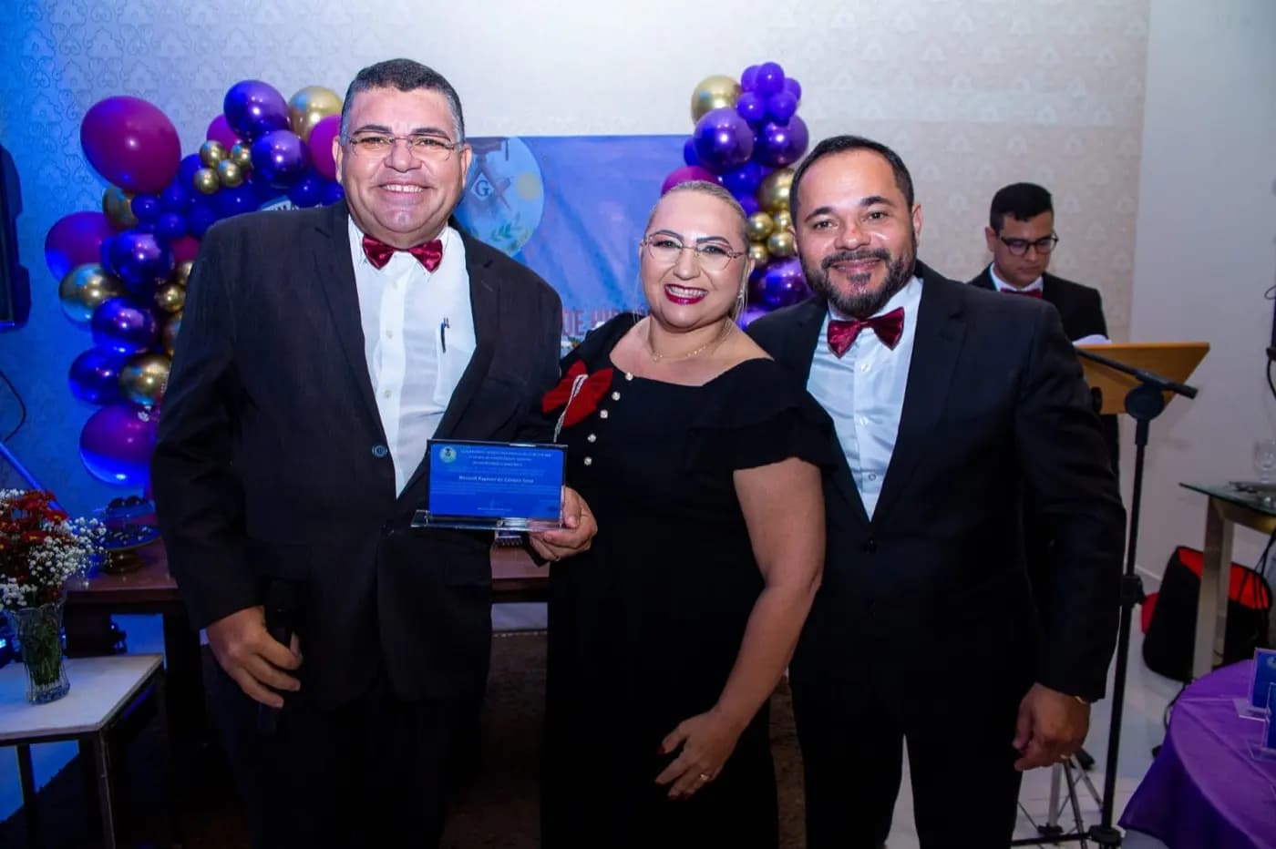 Registro fotográfico: BAILE COMEMORATIVO AOS 15 (QUINZE) ANOS DE FUNDAÇÃO DA LOJA MAÇÔNICA UNIVERSITÁRIA MÁRIO VILAR DE MELO Nº 4.085, ORIENTE DE NATAL/RN.