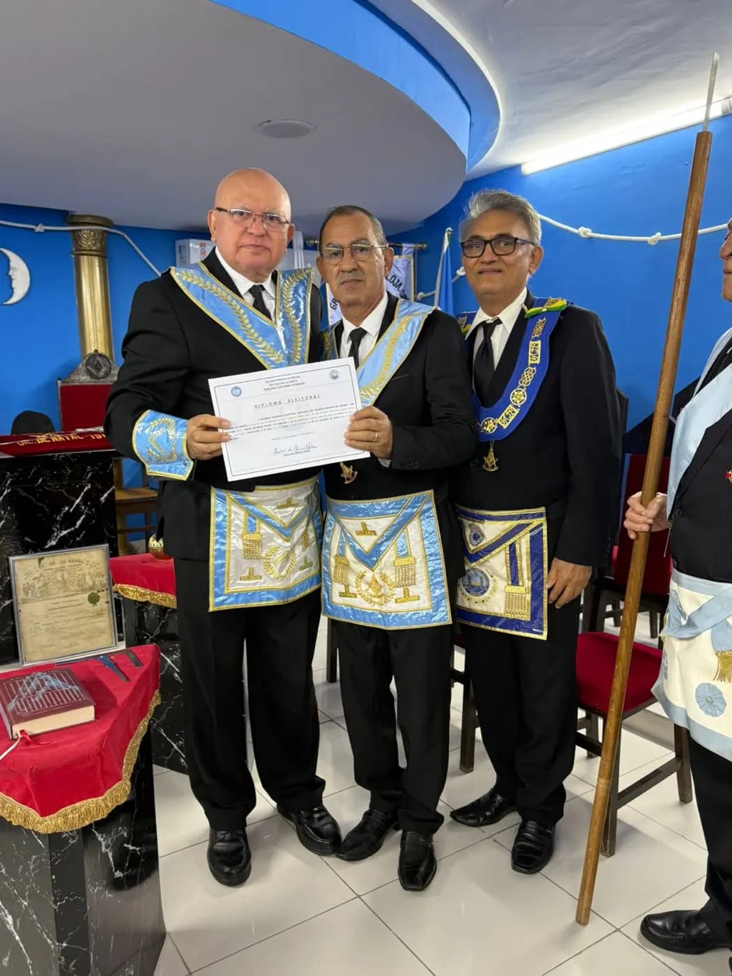 Registro fotográfico: SESSÃO MAGNA DE REASSUNÇÃO E POSSE DE VENERÁVEL MESTRE E POSSE DO PRIMEIRO VIGILANTE E DO ORADOR DA LOJA MAÇÔNICA EVOLUÇÃO SEGUNDA N° 852, ORIENTE DE NATAL/RN, ELEITOS PARA O BIÊNIO 2025/2027, EM ELEIÇÃO EXTEMPORÂNEA.