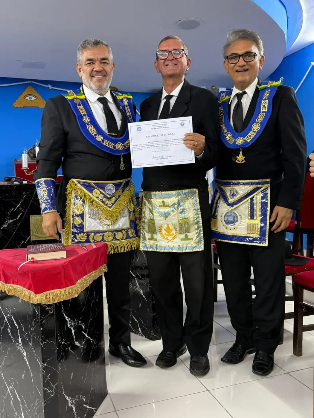Registro fotográfico: SESSÃO MAGNA DE REASSUNÇÃO E POSSE DE VENERÁVEL MESTRE E POSSE DO PRIMEIRO VIGILANTE E DO ORADOR DA LOJA MAÇÔNICA EVOLUÇÃO SEGUNDA N° 852, ORIENTE DE NATAL/RN, ELEITOS PARA O BIÊNIO 2025/2027, EM ELEIÇÃO EXTEMPORÂNEA.