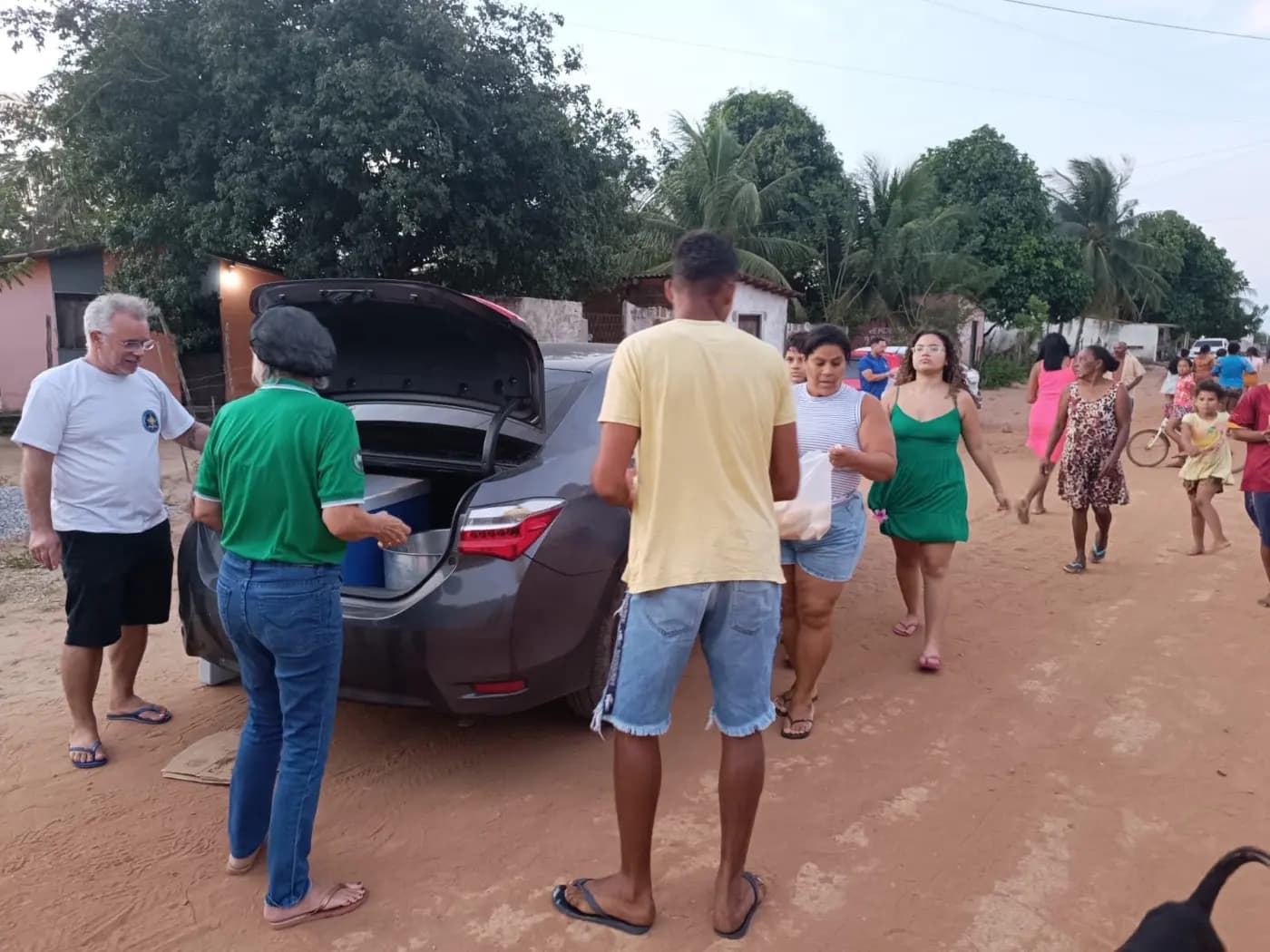 Registro fotográfico: AÇÃO FILANTRÓPICA REALIZADA PELA LOJA MAÇÔNICA PEDRO ALVES PINHEIRO Nº 3.918, ORIENTE DE EXTREMOZ-RN, EM CONJUNTO COM A FRATERNIDADE FEMININA CRUZEIRO DO SUL – FLOR DE LIZ, A ELA VINCULADA.