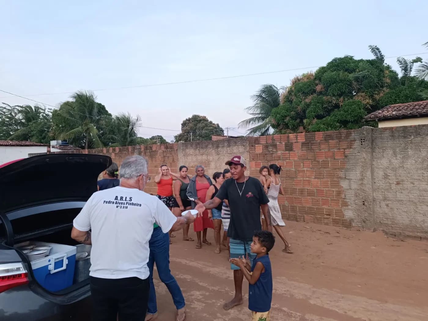 Registro fotográfico: AÇÃO FILANTRÓPICA REALIZADA PELA LOJA MAÇÔNICA PEDRO ALVES PINHEIRO Nº 3.918, ORIENTE DE EXTREMOZ-RN, EM CONJUNTO COM A FRATERNIDADE FEMININA CRUZEIRO DO SUL – FLOR DE LIZ, A ELA VINCULADA.