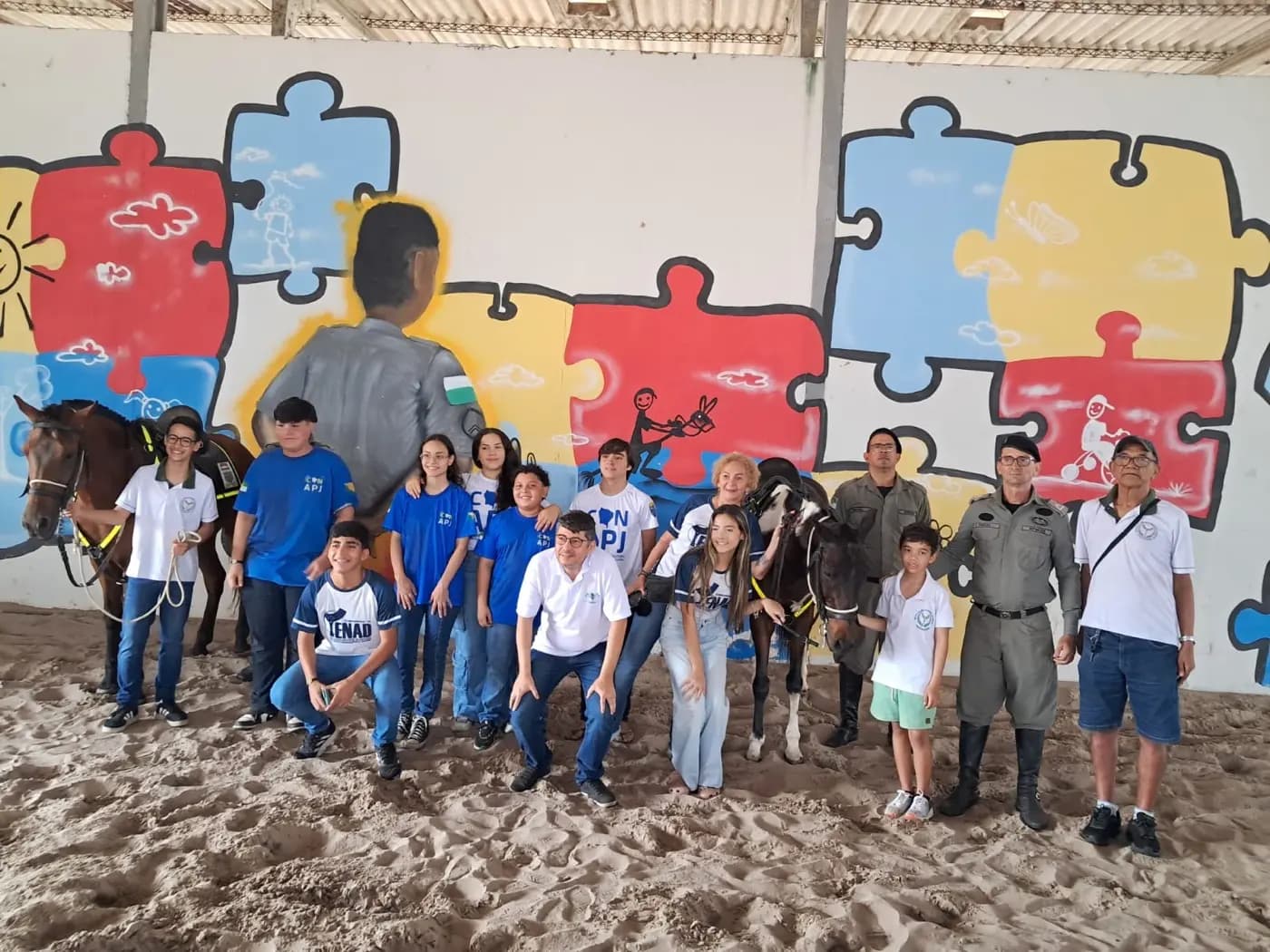 Registro fotográfico: VISITA DO NÚCLEO ALFA UNIÃO NATALENSE N°42, DA AÇÃO PARAMAÇÔNICA JUVENIL DO GRANDE ORIENTE DO BRASIL (APJ/GOB), AO REGIMENTO DE POLÍCIA MONTADA DA POLÍCIA MILITAR DO RIO GRANDE DO NORTE – PMRN.