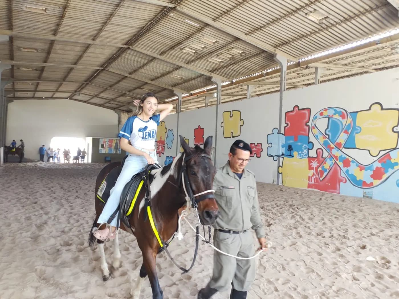 Registro fotográfico: VISITA DO NÚCLEO ALFA UNIÃO NATALENSE N°42, DA AÇÃO PARAMAÇÔNICA JUVENIL DO GRANDE ORIENTE DO BRASIL (APJ/GOB), AO REGIMENTO DE POLÍCIA MONTADA DA POLÍCIA MILITAR DO RIO GRANDE DO NORTE – PMRN.