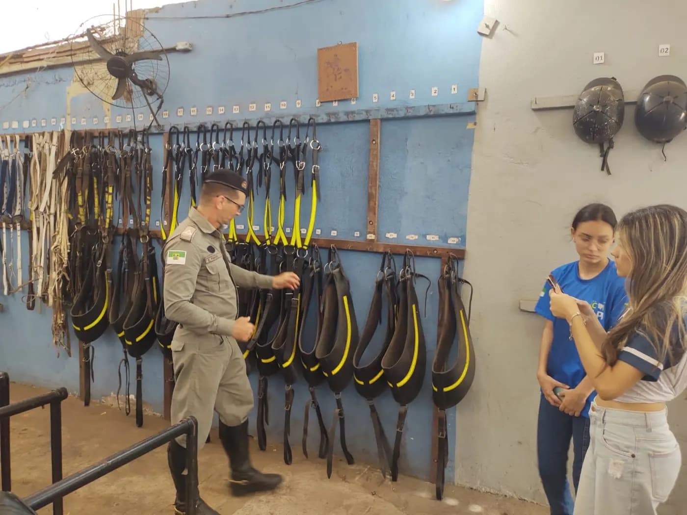 Registro fotográfico: VISITA DO NÚCLEO ALFA UNIÃO NATALENSE N°42, DA AÇÃO PARAMAÇÔNICA JUVENIL DO GRANDE ORIENTE DO BRASIL (APJ/GOB), AO REGIMENTO DE POLÍCIA MONTADA DA POLÍCIA MILITAR DO RIO GRANDE DO NORTE – PMRN.