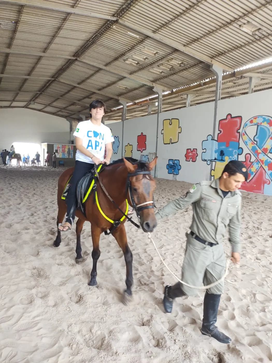 Registro fotográfico: VISITA DO NÚCLEO ALFA UNIÃO NATALENSE N°42, DA AÇÃO PARAMAÇÔNICA JUVENIL DO GRANDE ORIENTE DO BRASIL (APJ/GOB), AO REGIMENTO DE POLÍCIA MONTADA DA POLÍCIA MILITAR DO RIO GRANDE DO NORTE – PMRN.