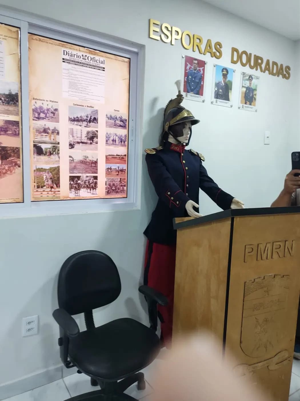 Registro fotográfico: VISITA DO NÚCLEO ALFA UNIÃO NATALENSE N°42, DA AÇÃO PARAMAÇÔNICA JUVENIL DO GRANDE ORIENTE DO BRASIL (APJ/GOB), AO REGIMENTO DE POLÍCIA MONTADA DA POLÍCIA MILITAR DO RIO GRANDE DO NORTE – PMRN.