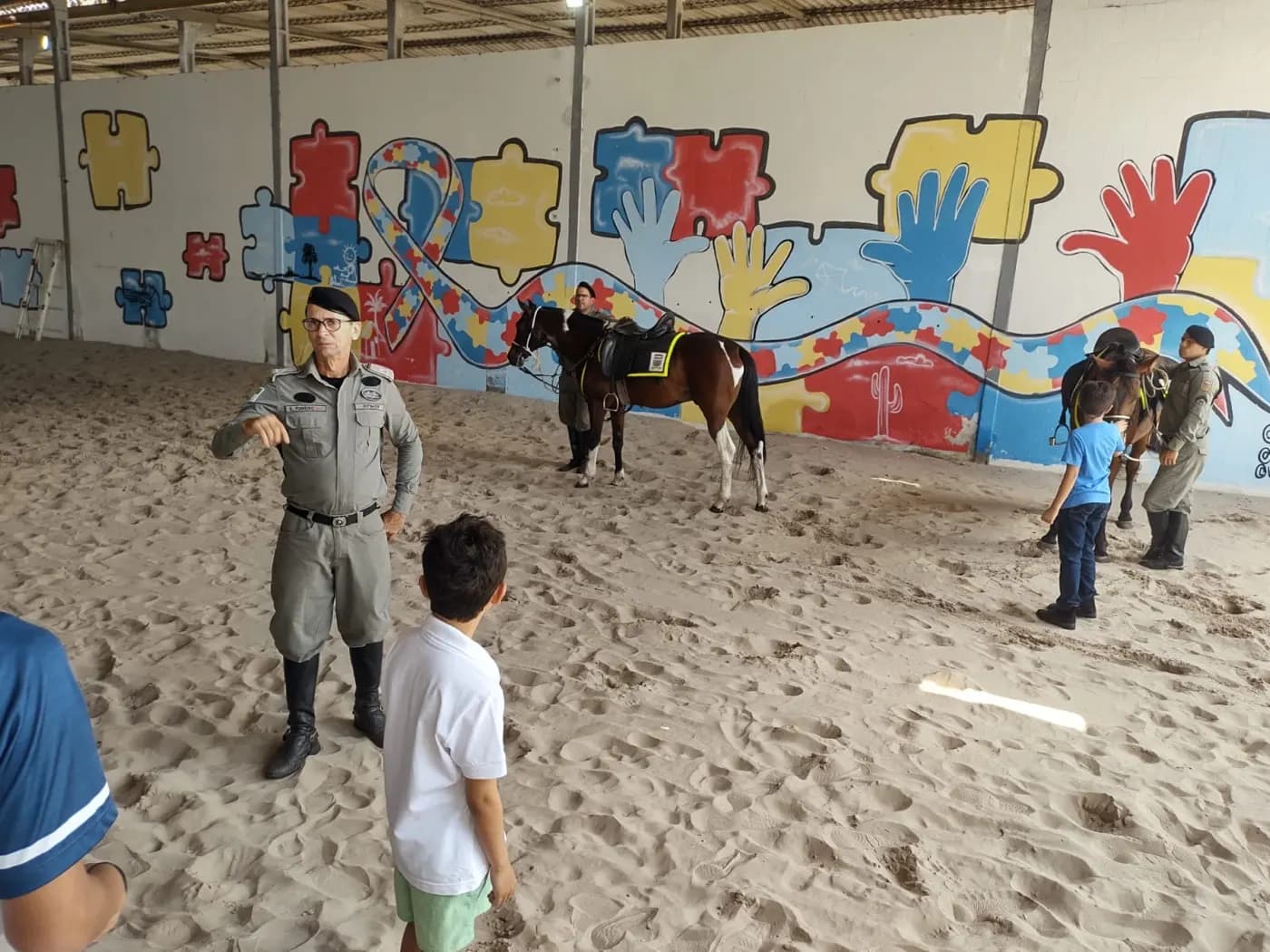 Registro fotográfico: VISITA DO NÚCLEO ALFA UNIÃO NATALENSE N°42, DA AÇÃO PARAMAÇÔNICA JUVENIL DO GRANDE ORIENTE DO BRASIL (APJ/GOB), AO REGIMENTO DE POLÍCIA MONTADA DA POLÍCIA MILITAR DO RIO GRANDE DO NORTE – PMRN.