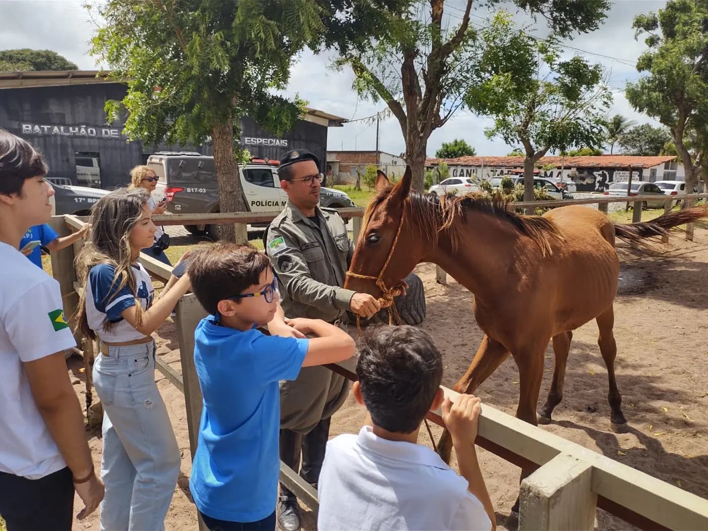 Registro fotográfico: VISITA DO NÚCLEO ALFA UNIÃO NATALENSE N°42, DA AÇÃO PARAMAÇÔNICA JUVENIL DO GRANDE ORIENTE DO BRASIL (APJ/GOB), AO REGIMENTO DE POLÍCIA MONTADA DA POLÍCIA MILITAR DO RIO GRANDE DO NORTE – PMRN.