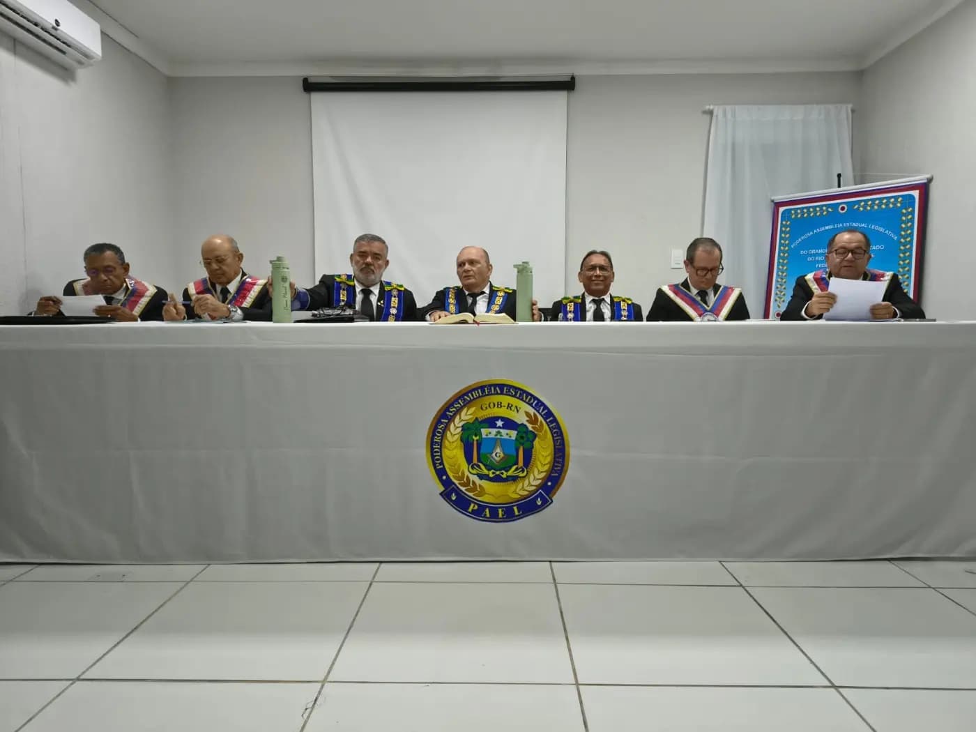 Registro fotográfico: PARTICIPAÇÃO DO GRÃO-MESTRE E DO GRÃO-MESTRE ADJUNTO DO GOB-RN NA PRIMEIRA REUNIÃO ORDINÁRIA DE 2025, DA PODERORA ASSEMBLEIA ESTADUAL LEGISLATIVA DO ESTADO DO RIO GRANDE DO NORTE (PAEL-RN).