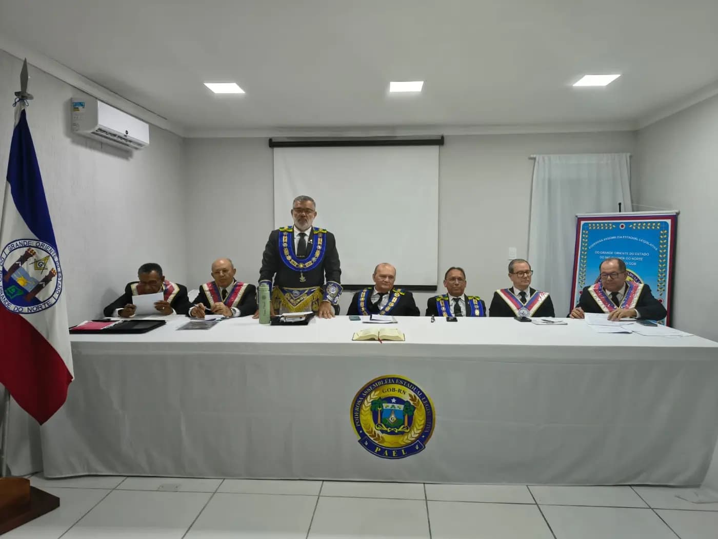 Registro fotográfico: PARTICIPAÇÃO DO GRÃO-MESTRE E DO GRÃO-MESTRE ADJUNTO DO GOB-RN NA PRIMEIRA REUNIÃO ORDINÁRIA DE 2025, DA PODERORA ASSEMBLEIA ESTADUAL LEGISLATIVA DO ESTADO DO RIO GRANDE DO NORTE (PAEL-RN).