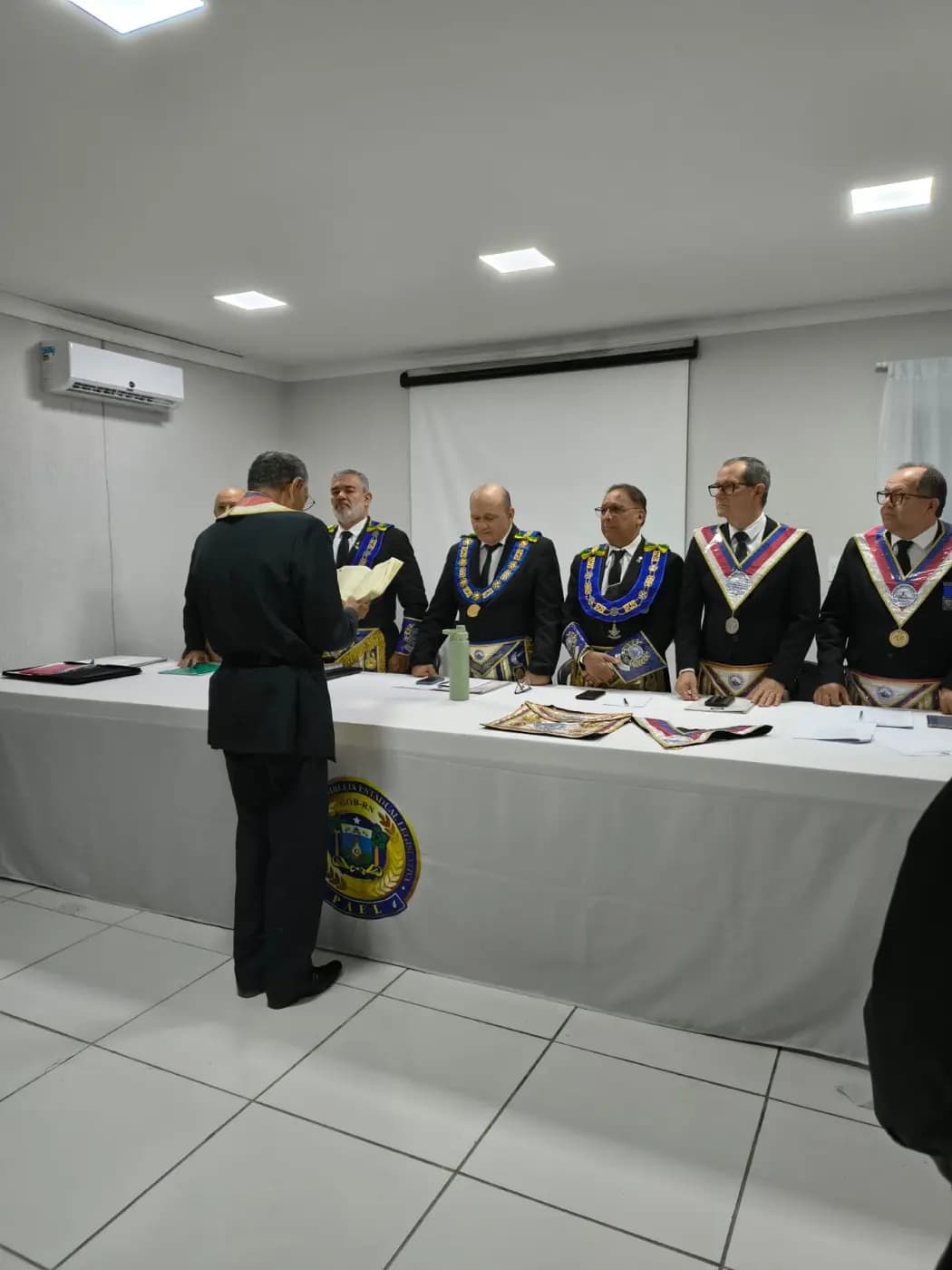Registro fotográfico: PARTICIPAÇÃO DO GRÃO-MESTRE E DO GRÃO-MESTRE ADJUNTO DO GOB-RN NA PRIMEIRA REUNIÃO ORDINÁRIA DE 2025, DA PODERORA ASSEMBLEIA ESTADUAL LEGISLATIVA DO ESTADO DO RIO GRANDE DO NORTE (PAEL-RN).