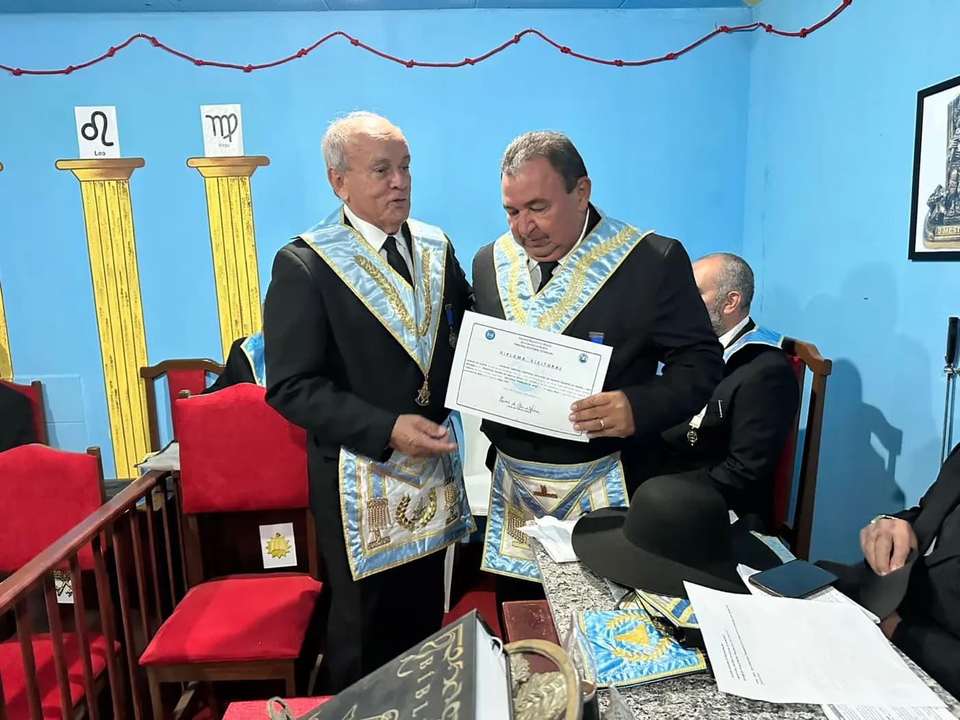 Registro fotográfico: SESSÃO MAGNA DE REASSUNÇÃO E POSSE DE VENERÁVEL MESTRE E POSSE DA NOVA DIRETORIA DA LOJA MAÇÔNICA ESTUDO E TRABALHO Nº 4.882, ORIENTE DE LAGOA NOVA-RN, ELEITOS PARA O BIÊNIO 2025/2027.