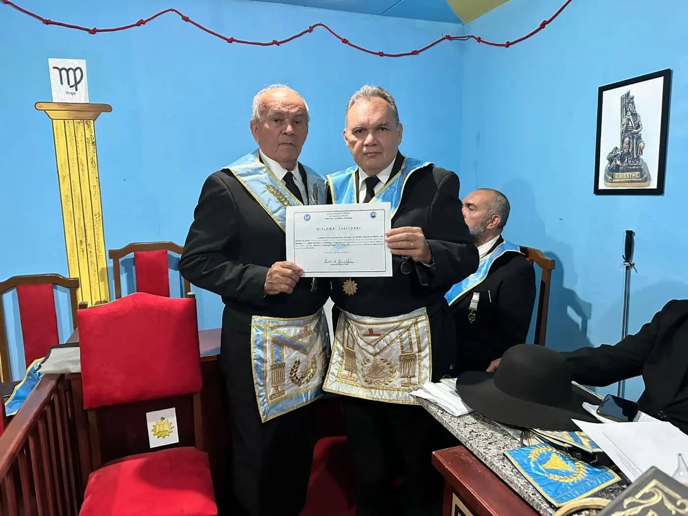 Registro fotográfico: SESSÃO MAGNA DE REASSUNÇÃO E POSSE DE VENERÁVEL MESTRE E POSSE DA NOVA DIRETORIA DA LOJA MAÇÔNICA ESTUDO E TRABALHO Nº 4.882, ORIENTE DE LAGOA NOVA-RN, ELEITOS PARA O BIÊNIO 2025/2027.