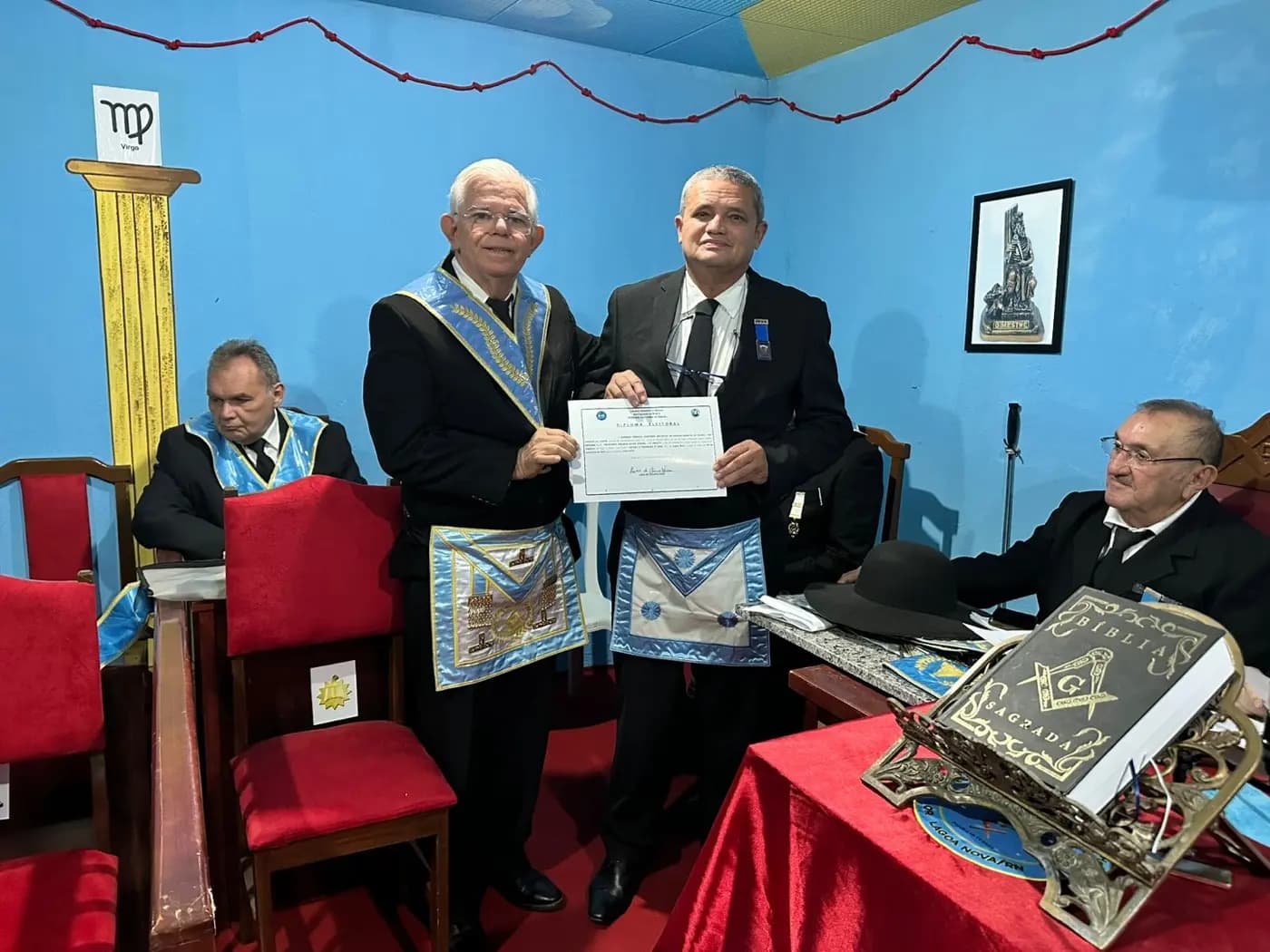 Registro fotográfico: SESSÃO MAGNA DE REASSUNÇÃO E POSSE DE VENERÁVEL MESTRE E POSSE DA NOVA DIRETORIA DA LOJA MAÇÔNICA ESTUDO E TRABALHO Nº 4.882, ORIENTE DE LAGOA NOVA-RN, ELEITOS PARA O BIÊNIO 2025/2027.