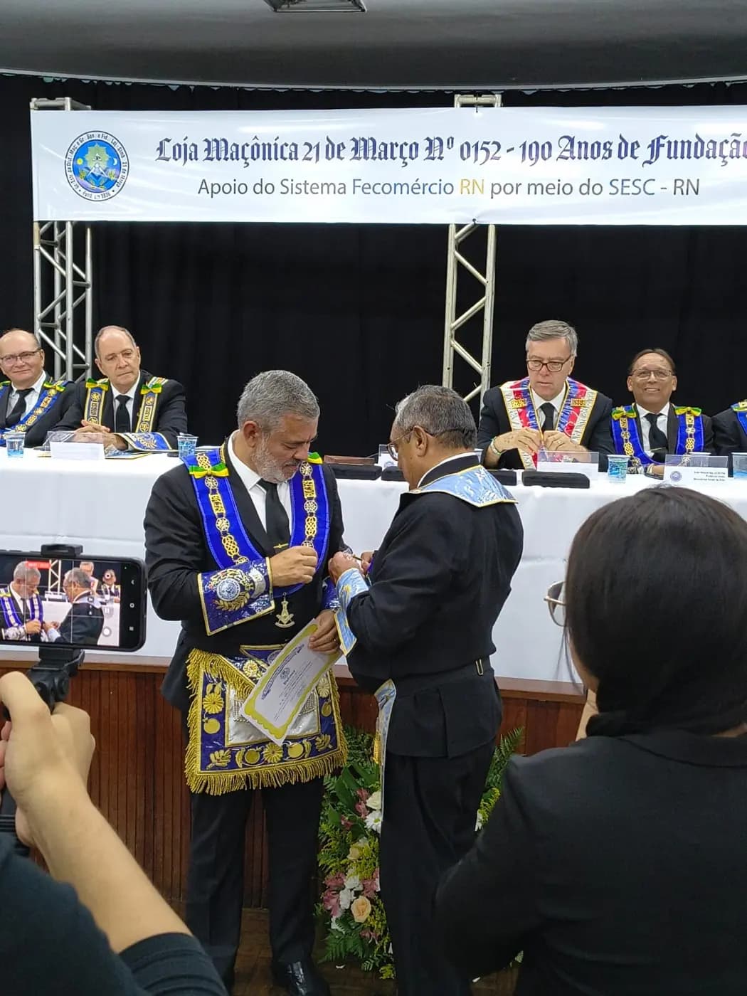 Registro fotográfico: PARTICIPAÇÃO DO GRÃO-MESTRE DO GOB-RN NA SOLENIDADE COMEMORATIVA AO ANIVERSÁRIO DOS 190 ANOS DE FUNDAÇÃO DA LOJA MAÇÔNICA 21 DE MARÇO Nº 152, ORIENTE DE NATAL/RN.